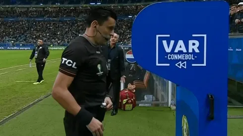 Tobar revisa la polémica jugada en el Brasil-Paraguay.