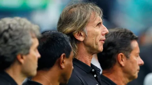 Ricardo Gareca se enfila para el partido ante Chile.