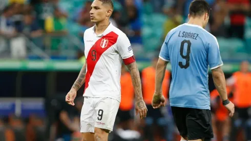 Paolo Guerrero dentro, Luis Suárez fuera.