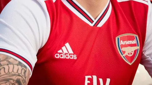 Arsenal presenta oficialmente su nueva camiseta Adidas