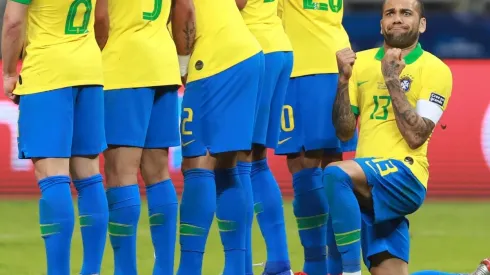 La curiosa postal de Dani Alves contra Argentina.