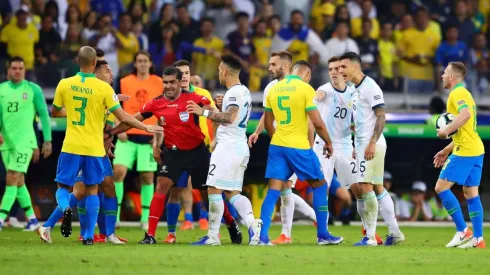 El réferi, Argentina y Brasil en la semifinal.