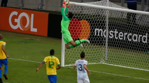 Alisson tuvo una gran atajada frente a Lionel Messi.