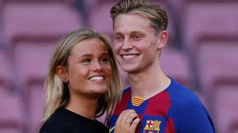Frenkie de Jong junto a su novia en el Camp Nou