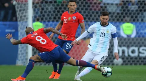 Arturo Vidal pelea un balón con su compañero en Barcelona, Lionel Messi.