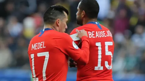 Medel le pasa la jineta a Bose en el que fue su último partido.