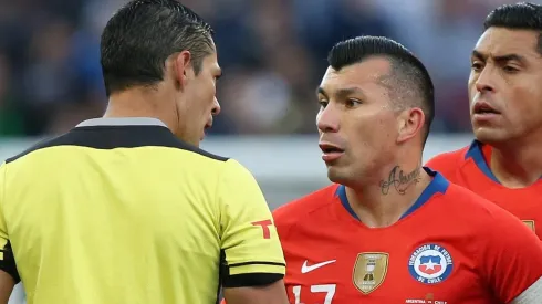 Medel conversando con el paraguayo Díaz de Vivar.