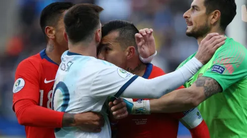 Medel fue expulsado luego del choque con Messi.