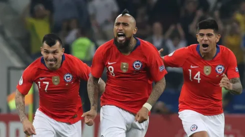 Fiebre por Copa América en Perú: Bautizan niños con los nombres de Medel y Vidal.