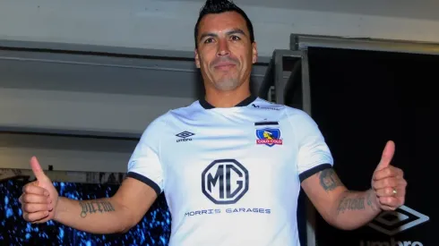 Esteban Paredes presentó la nueva camiseta alba.