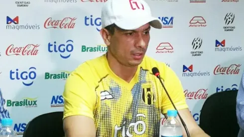 Gustavo Florentín asume la banca de Huachipato (Foto: Twitter Guaraní)