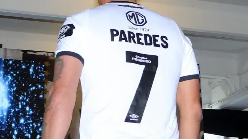 El 7 de Paredes en la nueva camiseta de Colo Colo.