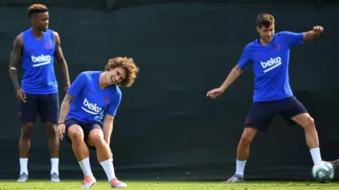 Griezmann se come dos túneles en su primer entrenamiento con el Barça (Foto: Getty Images)