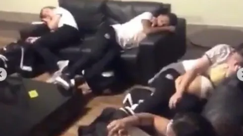 Santos Femenino durmiendo en el lobby de un Hotel