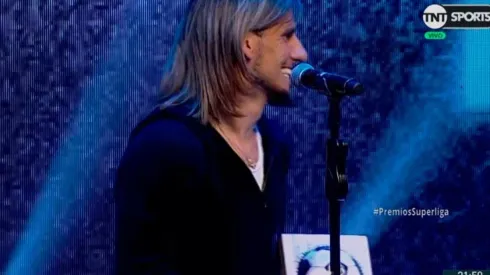 Beccacece recibe premio y aclara dudas sobre su peinado