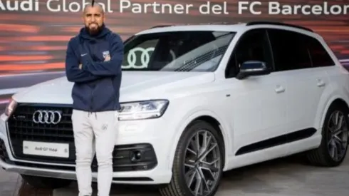 Arturo Vidal junto a su Audi
