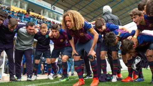 Xavi Simons deja Barcelona y parte al PSG