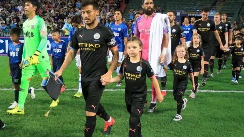 Claudio Bravo ingresa a la cancha del Estadio Nacional de Hong Kong, detrás de David Silva