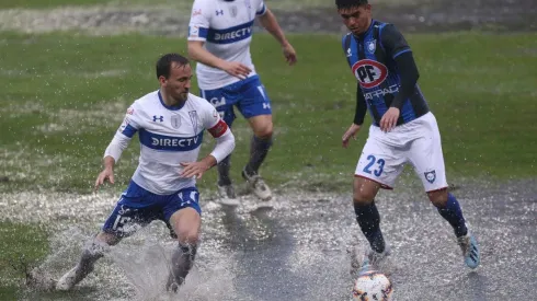 Huachipato y la UC juegan en una piscina en el Estadio CAP (Foto: Agencia Uno)