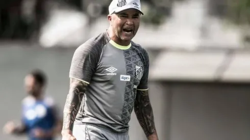 Sampaoli es líder absoluto pero queda suspendido