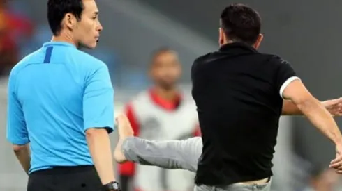 Xavi debuta como entrenador con pataleta y zapato perdido incluido