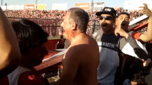 Esto en Argentina no pasa: Presidente de club ve el partido en plena barra brava
