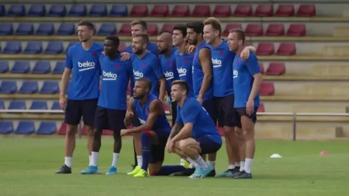 Arturo Vidal celebra con los campeones del entrenamiento azulgrana