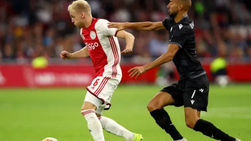 Van de Beek se aleja del Real Madrid.