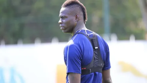 Balotelli aún no define su futuro.