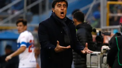 El DT de la Católica frente a Everton.