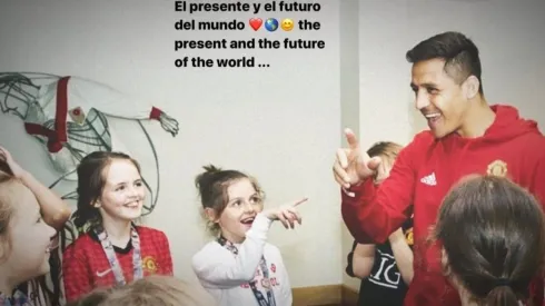 Un Alexis feliz junto a los niños de la Fundación Manchester United