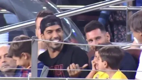 Luis Suárez apunta a Matteo Messi después del gol que no fue