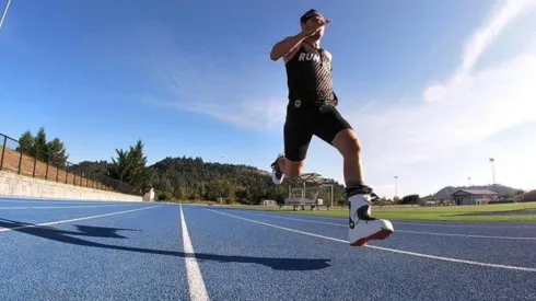 Nick Simmonds logró los 100 metros con botas de esquí.