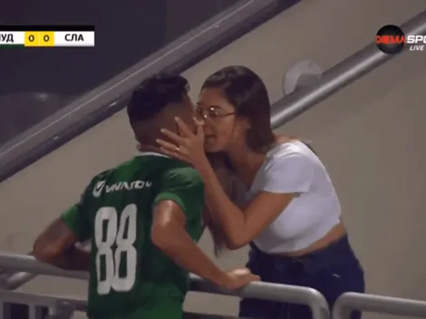 Entró de cambio, marcó el gol y lo fue a celebrar con su esposa en la tribuna pero el gol estaba anulado