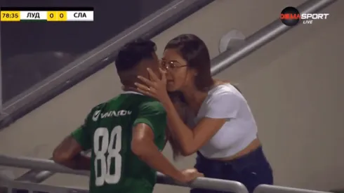 El futbolista logró el beso pero no el gol