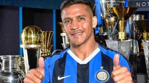 Alexis posó con las copas ganadas por el Inter