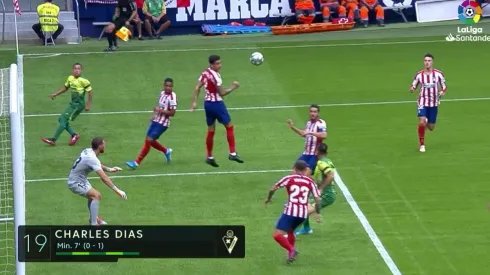 Fabián Orellana lanza el preciso centro para el gol de Charles al minuto 7