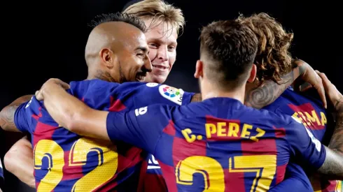 Arturo Vidal celebra junto a Frenkie de Jong y Antoine Griezmann.