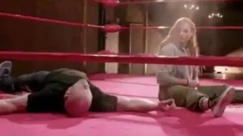 Becky Lynch le hace una paralizadora a Stone Cold