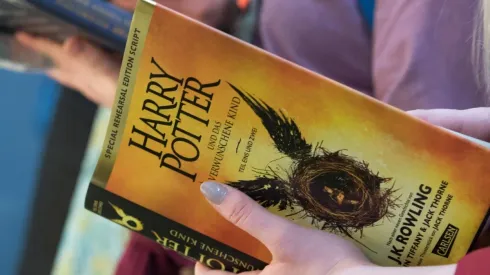 Una copia de Harry Potter y el legado maldito, spin-off de la saga.