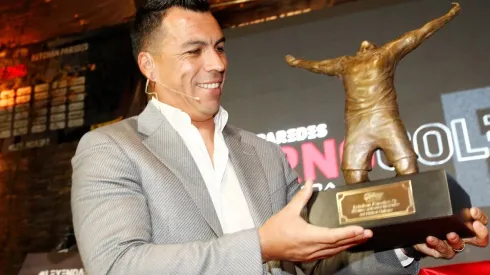 Esteban Paredes recibió orgulloso la estatuilla como homenaje a su récord goleador