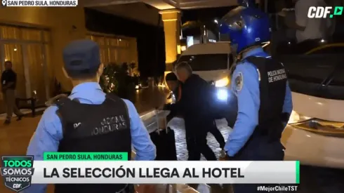 Reinaldo Rueda fue el primero en bajarse del bus de la selección.