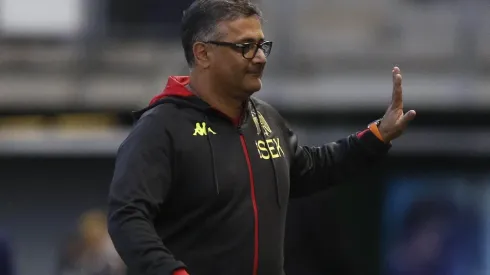 Ronald Fuentes en la banca de UE.