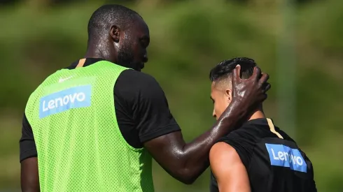 Lukaku y Alexis en la previa de Champions