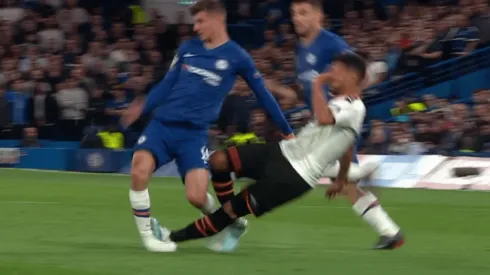 Brutal entrada en Champions