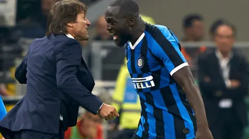 Conte celebrando junto a Lukaku el gol del belga.