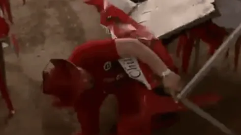 El pobre "chalado" cayendo malamente.