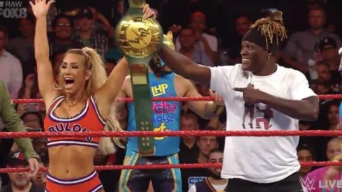 Carmella traiciona a R-Truth y gana el título 24/7 en RAW