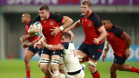 Mark Wilson de Inglaterra supera a AJ MacGinty de EE UU, durante el partido del Grupo C del Mundial de Rugby en Kobe.