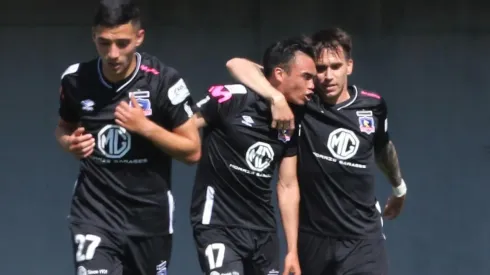 Mouche abraza a Gabriel Suazo en La Florida.